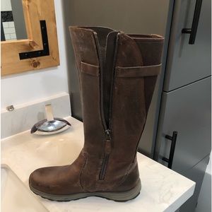 Never worn Eddie Bauer Lodge 6.5 winter boots excellent condition